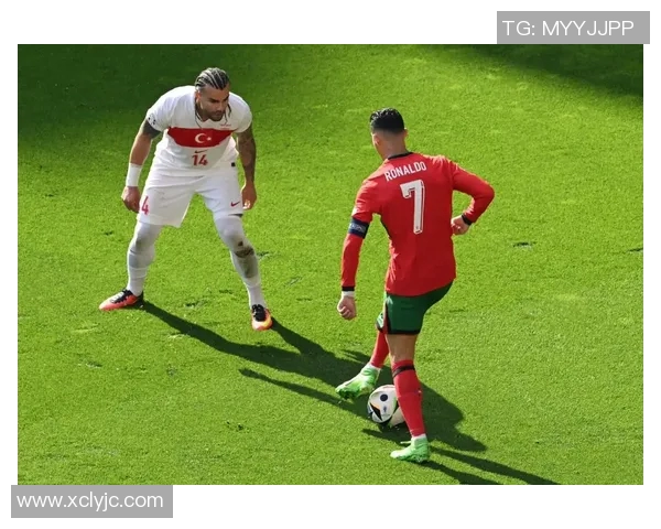 足球明星C罗球服的魅力与影响力解析及其在全球球迷中的热度