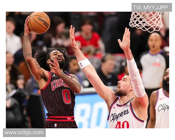 篮球明星挑战极限力量成功拔掉篮球框引发全场震惊