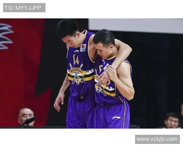 篮球明星意外踩坏鞋子引发球迷热议时尚与运动的碰撞